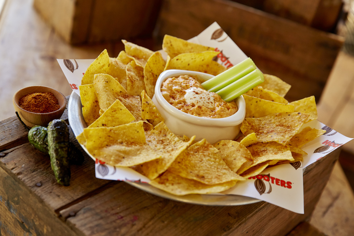 Hooters Chips mit Buffalo Dip