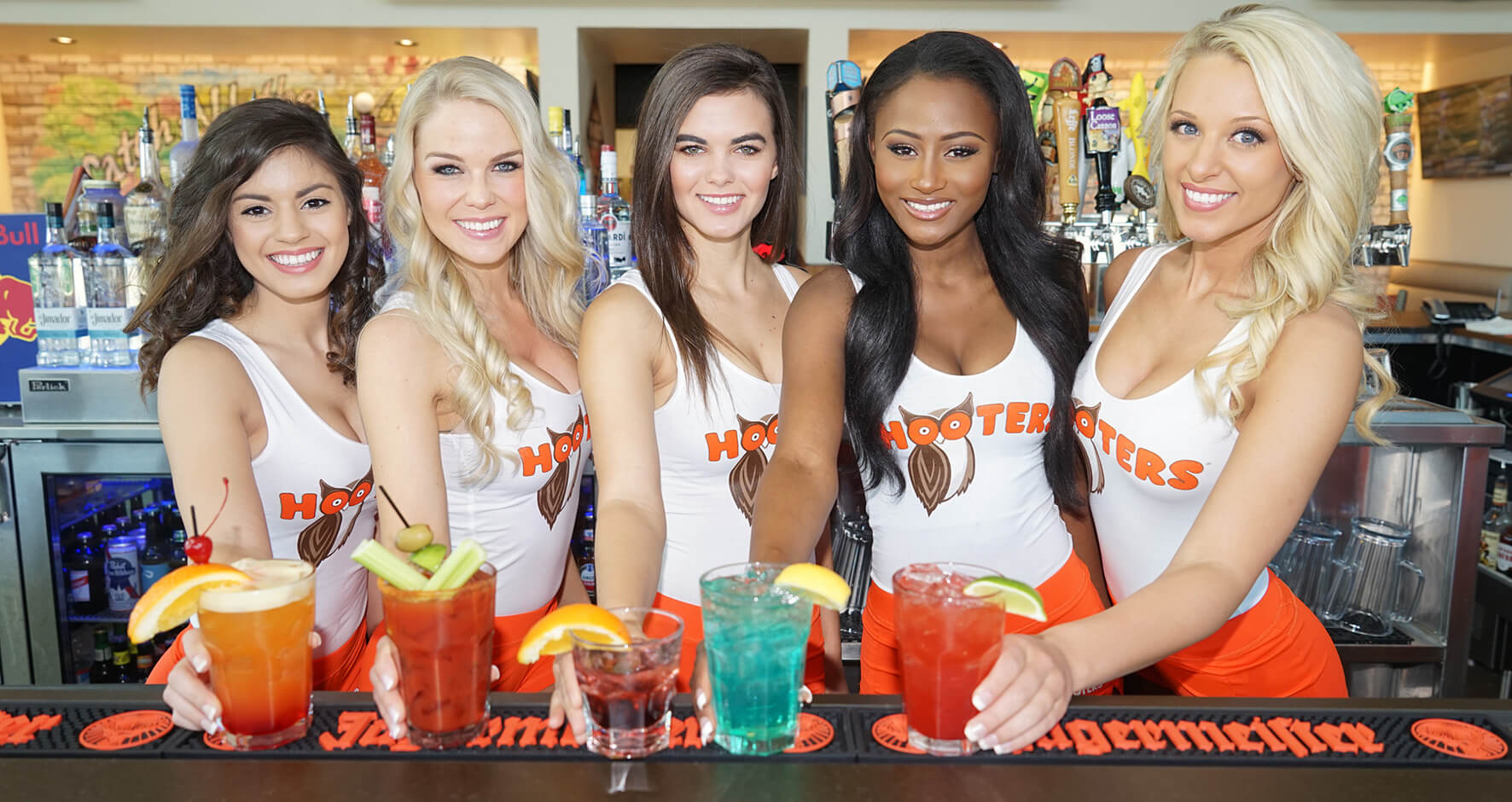 Hooters Girls an der Bar