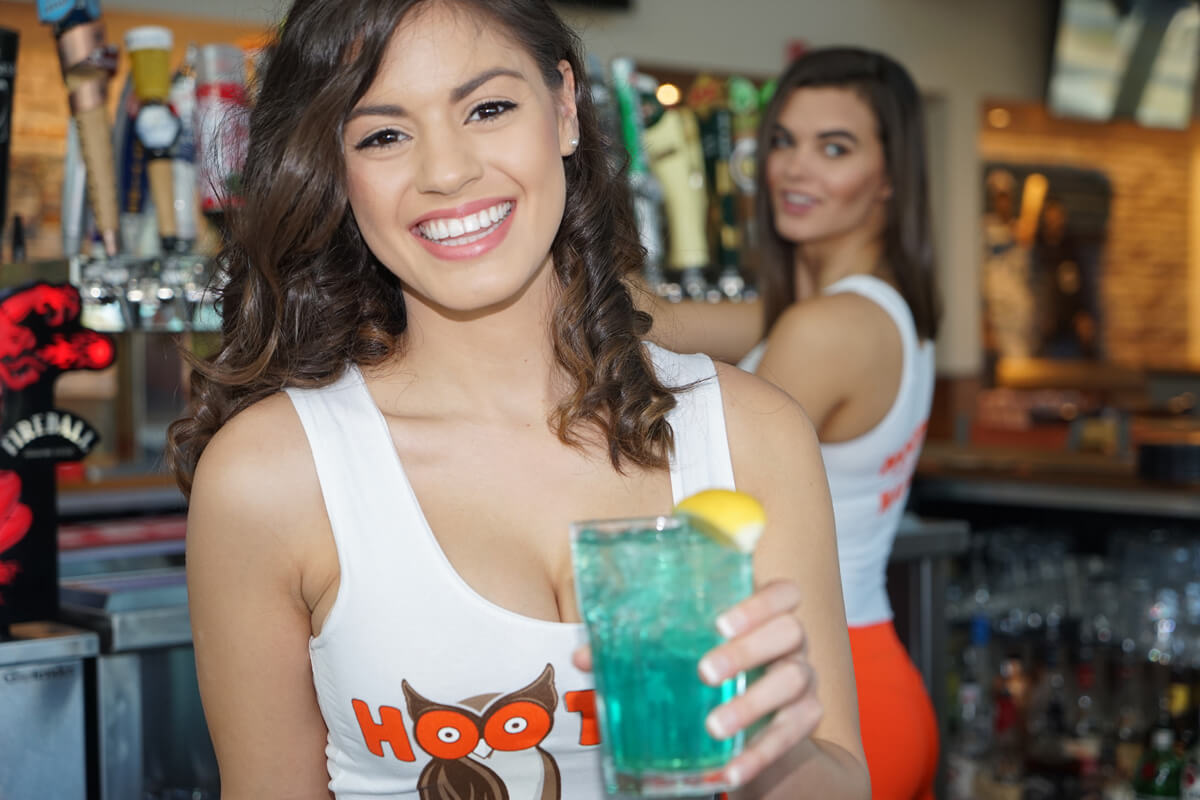Hooters Girl mit Cocktail